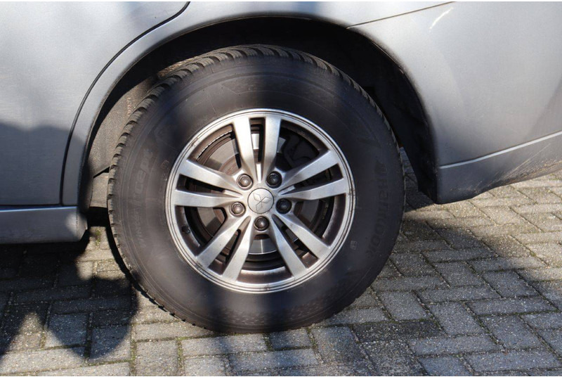 SUV Mitsubishi Outlander PHEV: picture 15