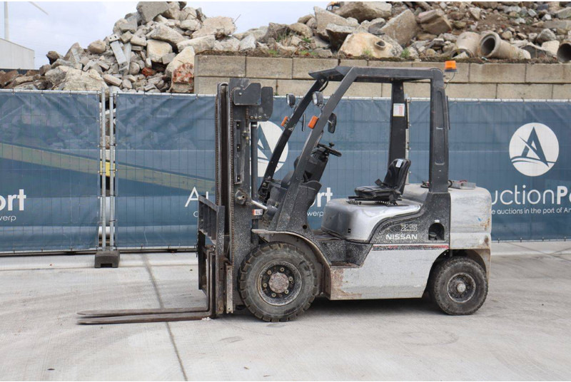 Nissan PL02 - LPG forklift: picture 1 Nissan PL02 - LPG forklift: picture 1