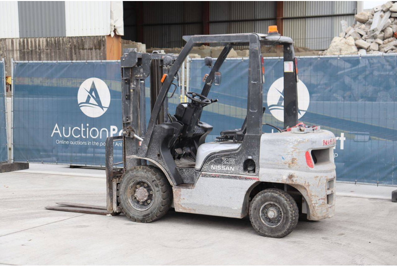 Nissan PL02 - LPG forklift: picture 3 Nissan PL02 - LPG forklift: picture 3