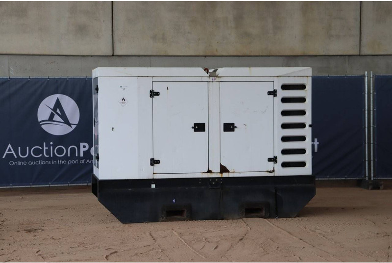 SDMO R110-C31 - Generator set: picture 1 SDMO R110-C31 - Generator set: picture 1