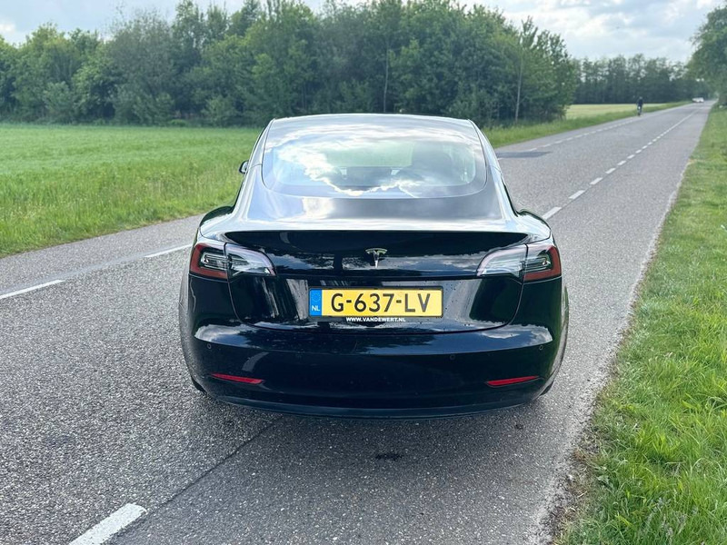 Tesla Model 3 - Sedan: picture 4 Tesla Model 3 - Sedan: picture 4