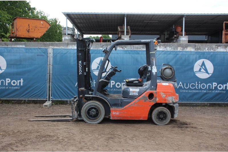 Toyota 02-8FGF25 - LPG forklift: picture 2 Toyota 02-8FGF25 - LPG forklift: picture 2
