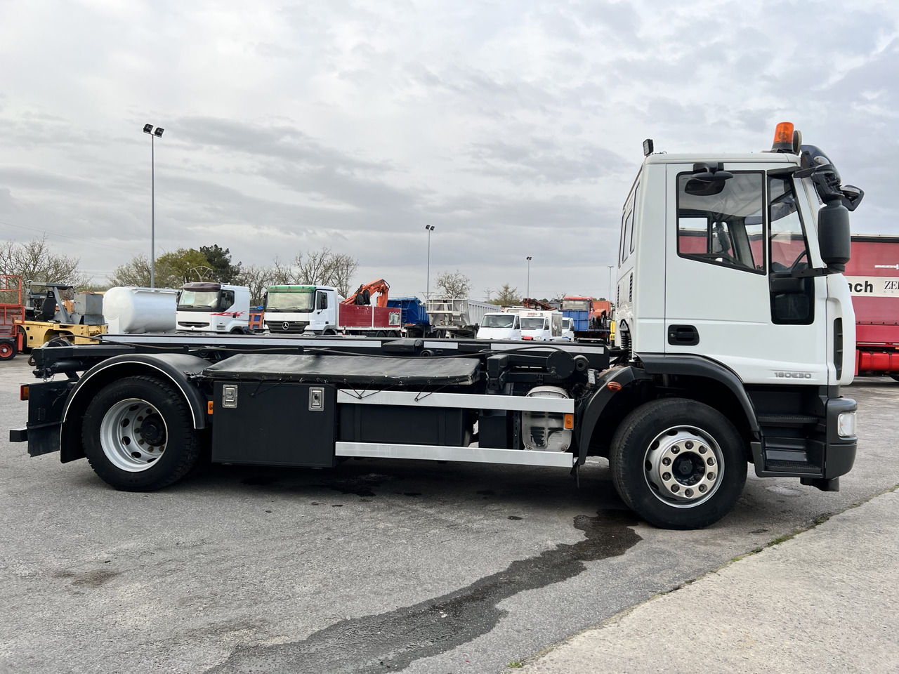 Cab chassis truck IVECO 300 EN CHASIS: picture 9
