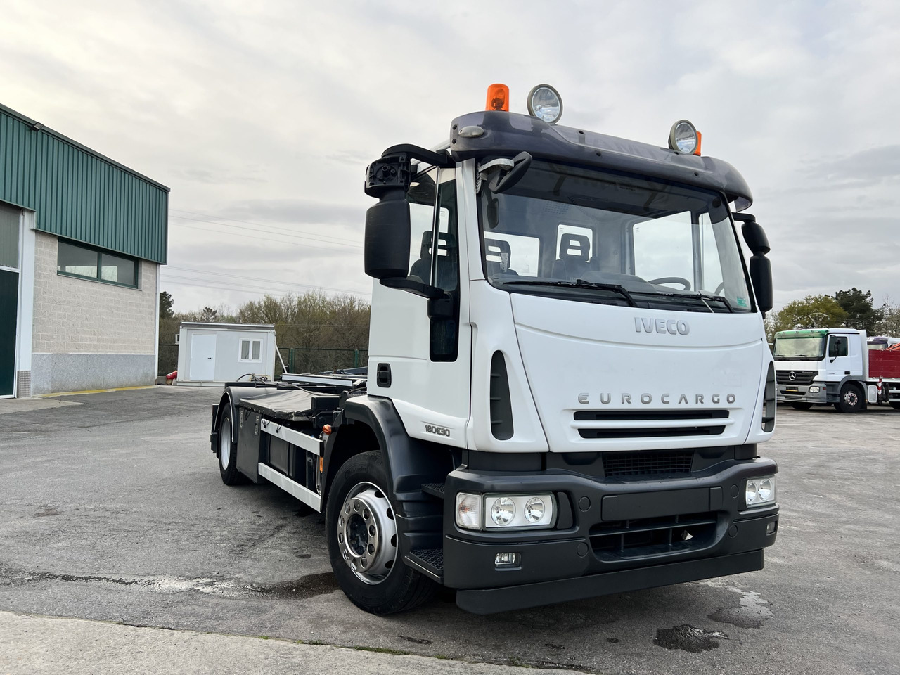 Cab chassis truck IVECO 300 EN CHASIS: picture 8