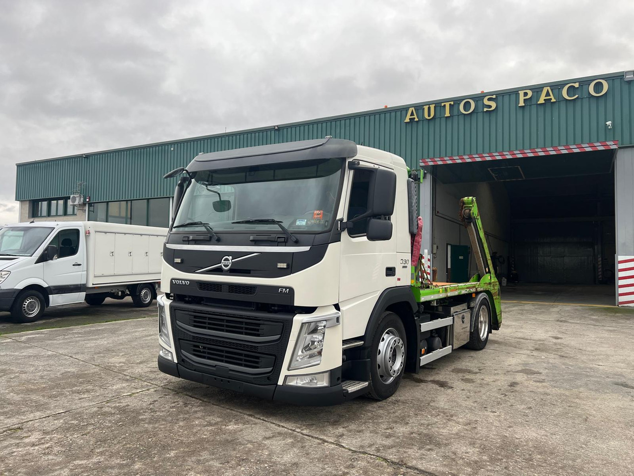 VOLVO FM 300 GANCHO DE CADENAS - Skip loader truck: picture 2 VOLVO FM 300 GANCHO DE CADENAS - Skip loader truck: picture 2