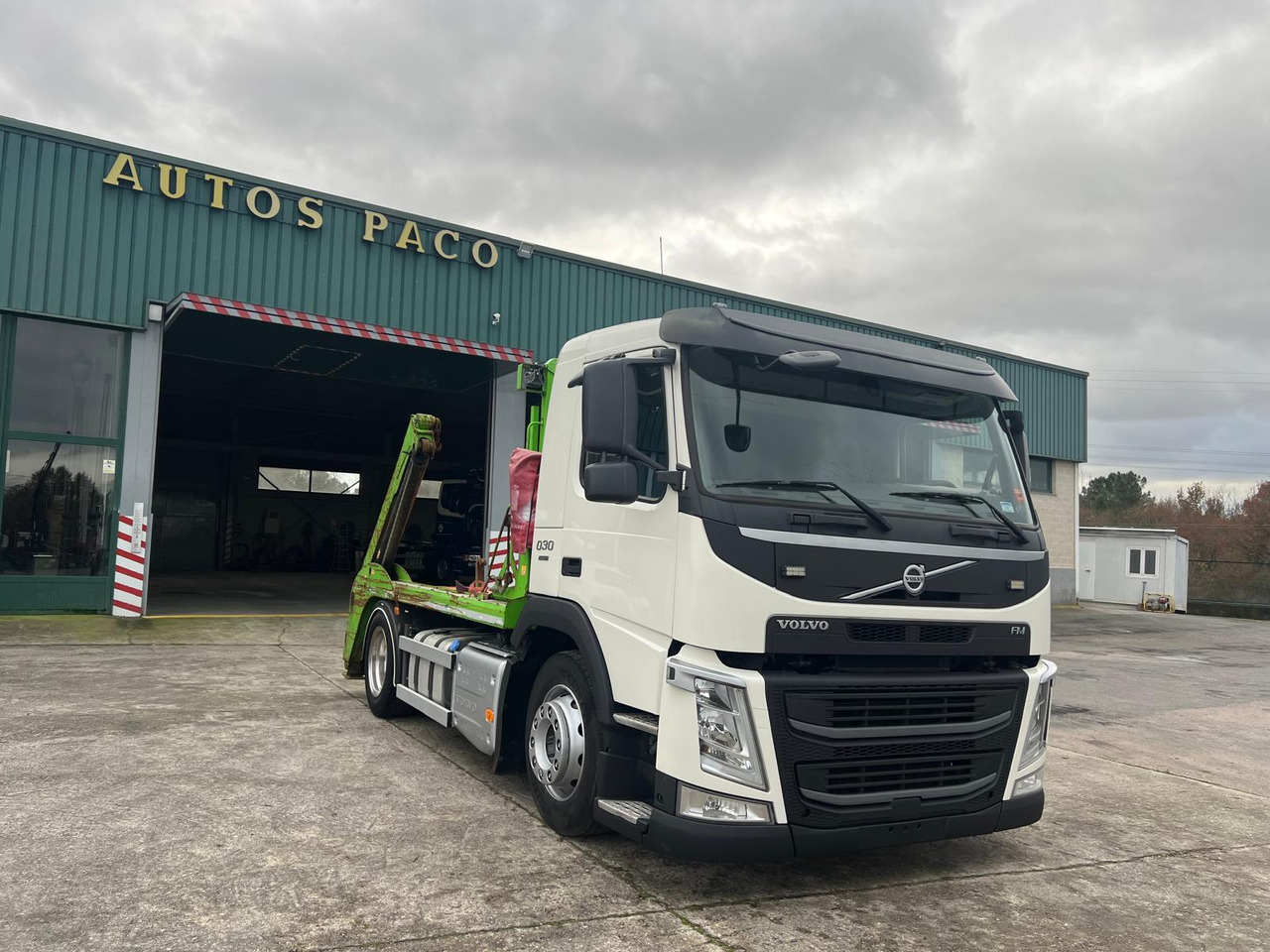 VOLVO FM 300 GANCHO DE CADENAS - Skip loader truck: picture 3 VOLVO FM 300 GANCHO DE CADENAS - Skip loader truck: picture 3