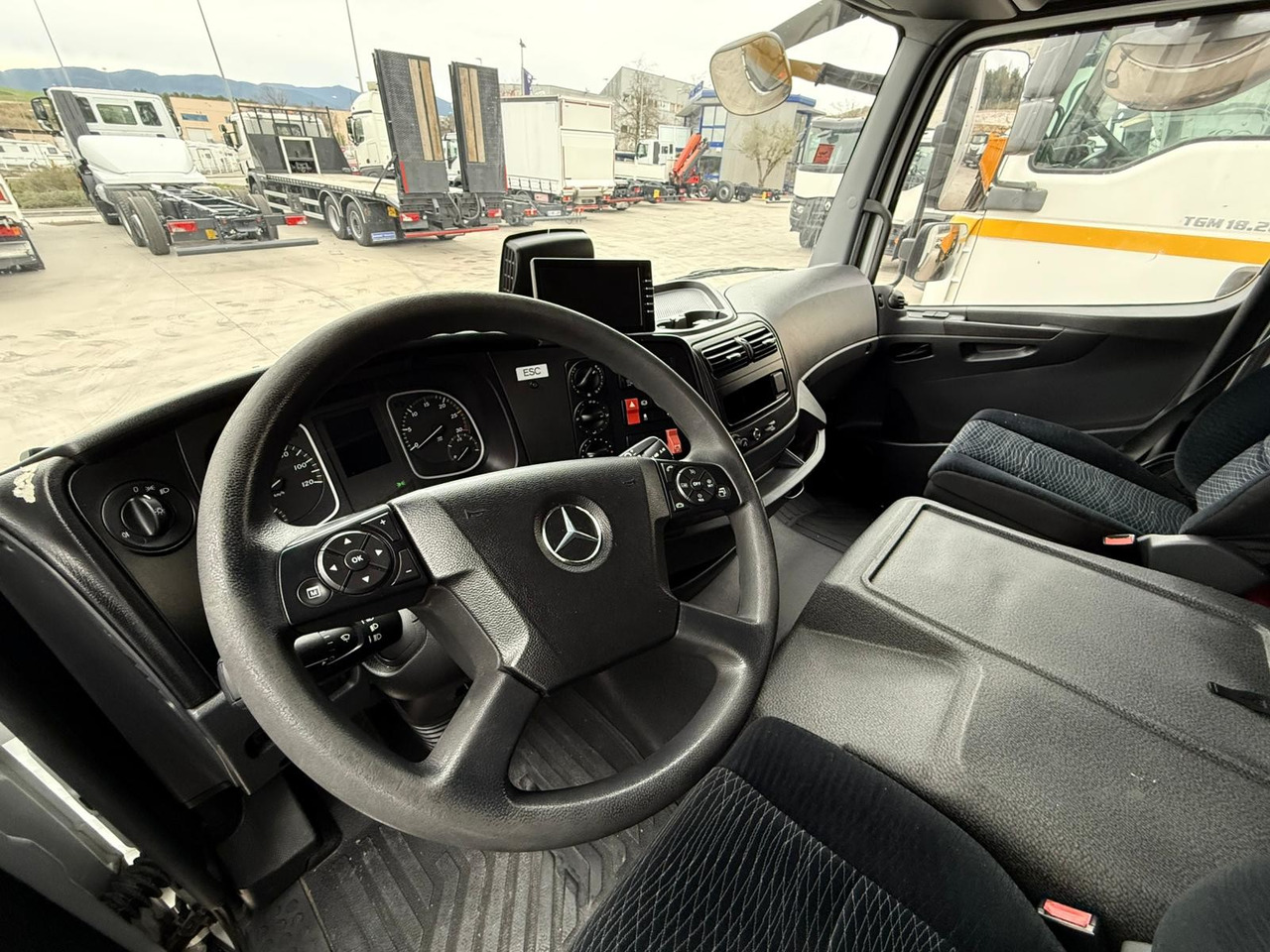 MERCEDES BENZ 12.18L Atego E6 (VAN) - Box truck: picture 5 MERCEDES BENZ 12.18L Atego E6 (VAN) - Box truck: picture 5