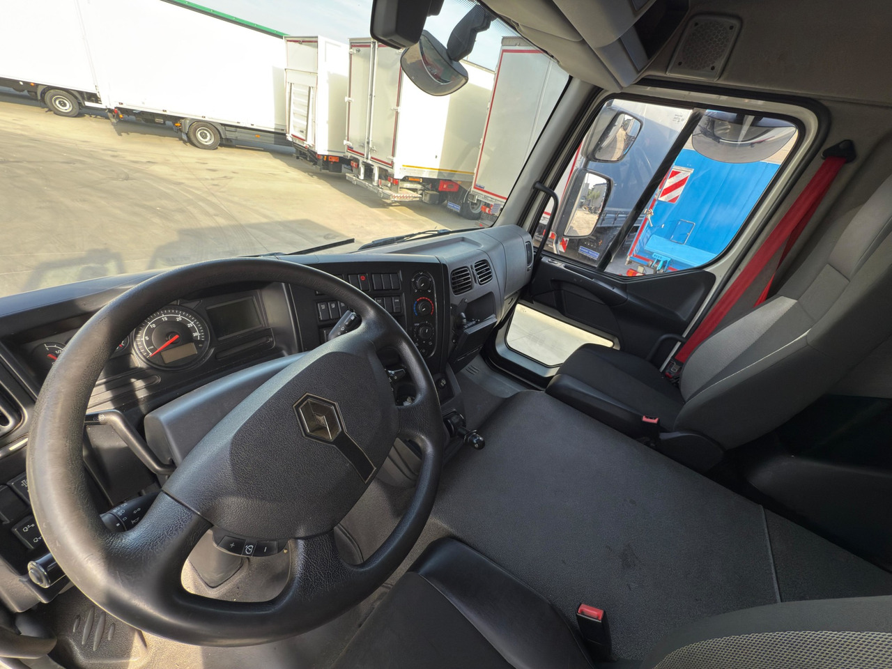 RENAULT D19 E6 (VAN) - Box truck: picture 5 RENAULT D19 E6 (VAN) - Box truck: picture 5