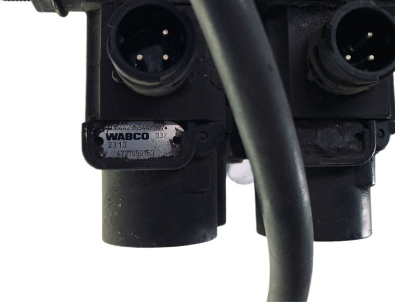 Mercedes-Benz 1824 - Valve: picture 2 Mercedes-Benz 1824 - Valve: picture 2