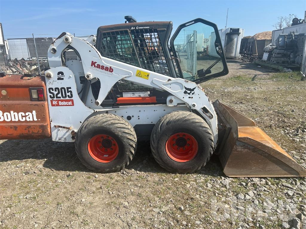 Bobcat S205 - 2 redskap - Skid steer loader: picture 4 Bobcat S205 - 2 redskap - Skid steer loader: picture 4