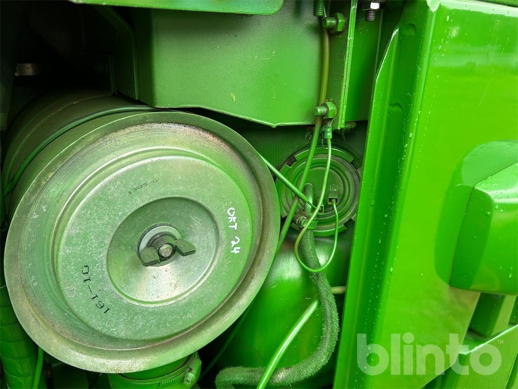 Farm tractor John Deere 2140: picture 27