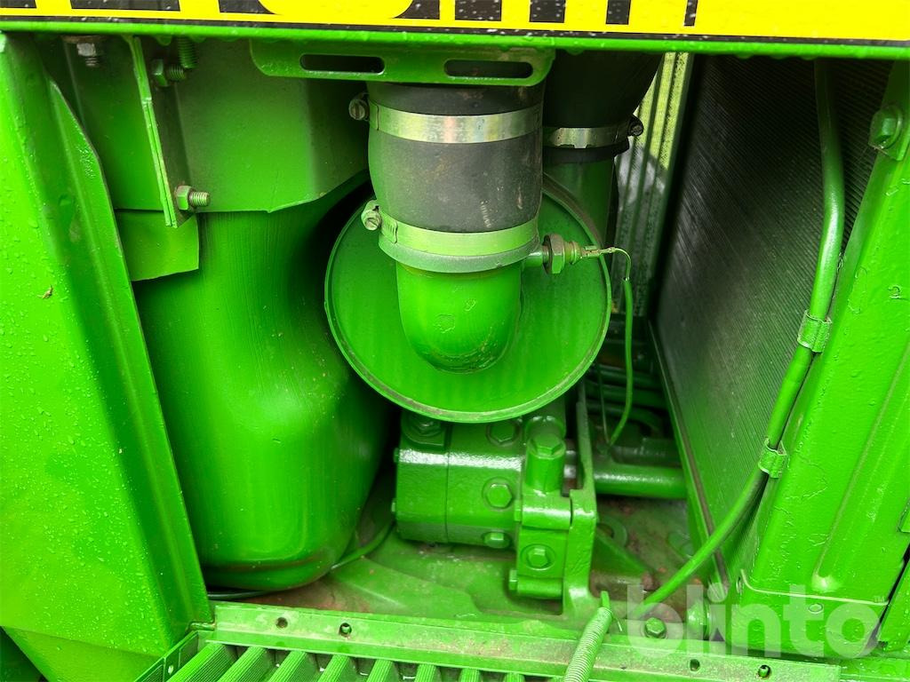 Farm tractor John Deere 2140: picture 25