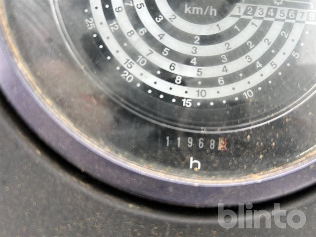 Farm tractor John Deere 2140: picture 6