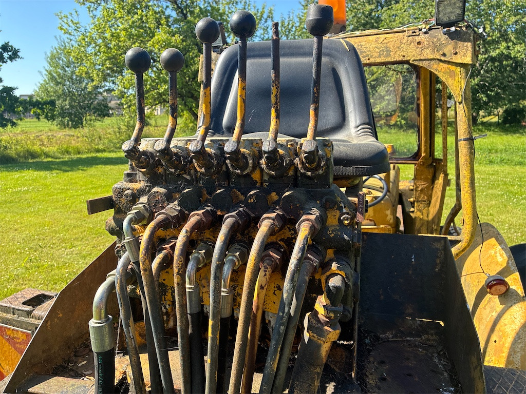 Backhoe loader Massey Ferguson 203: picture 40