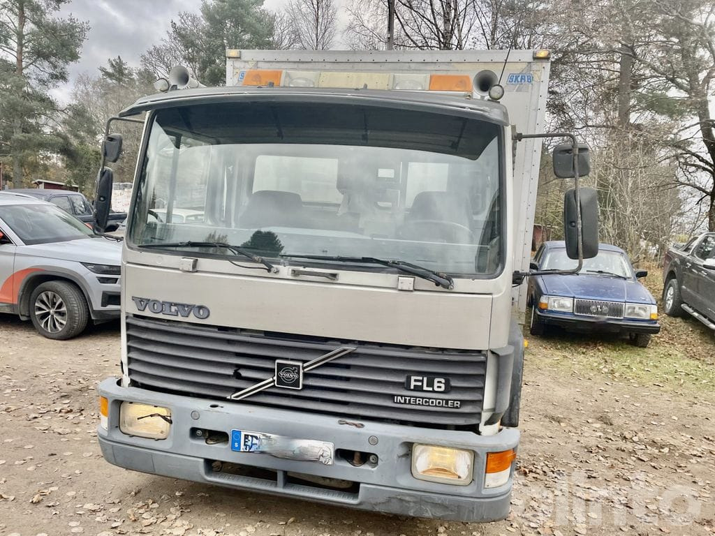 Dropside/ Flatbed truck VOLVO FL612 4X2 med ramper: picture 6