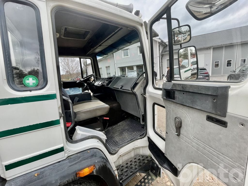 Dropside/ Flatbed truck VOLVO FL612 4X2 med ramper: picture 15