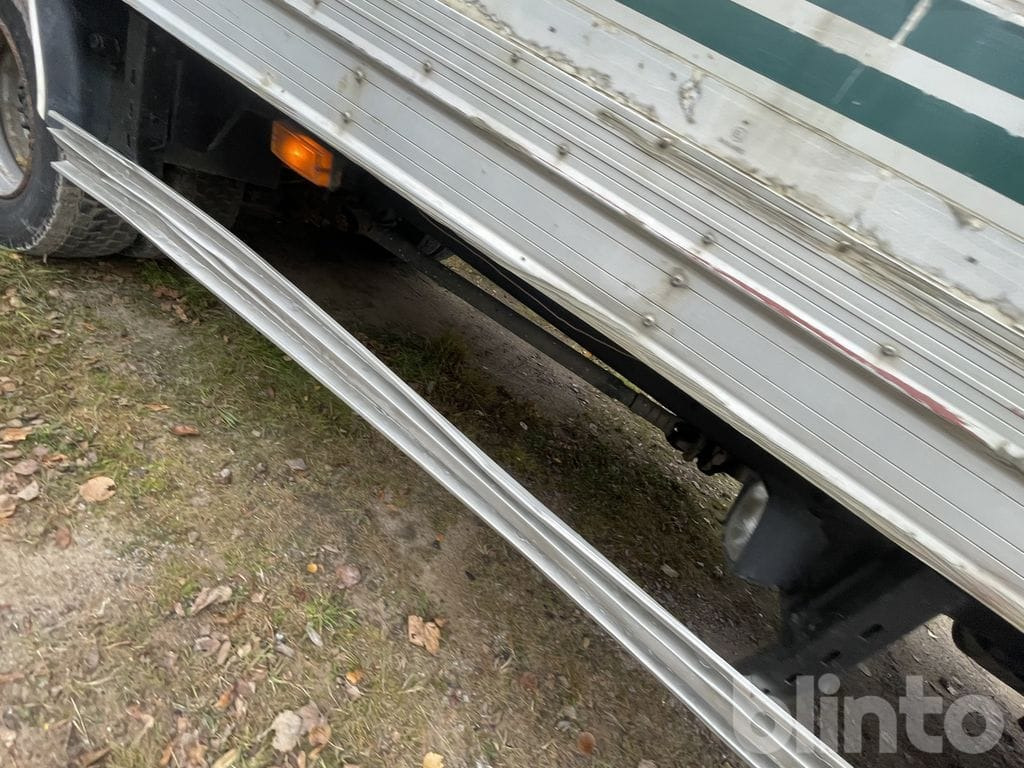 Dropside/ Flatbed truck VOLVO FL612 4X2 med ramper: picture 11