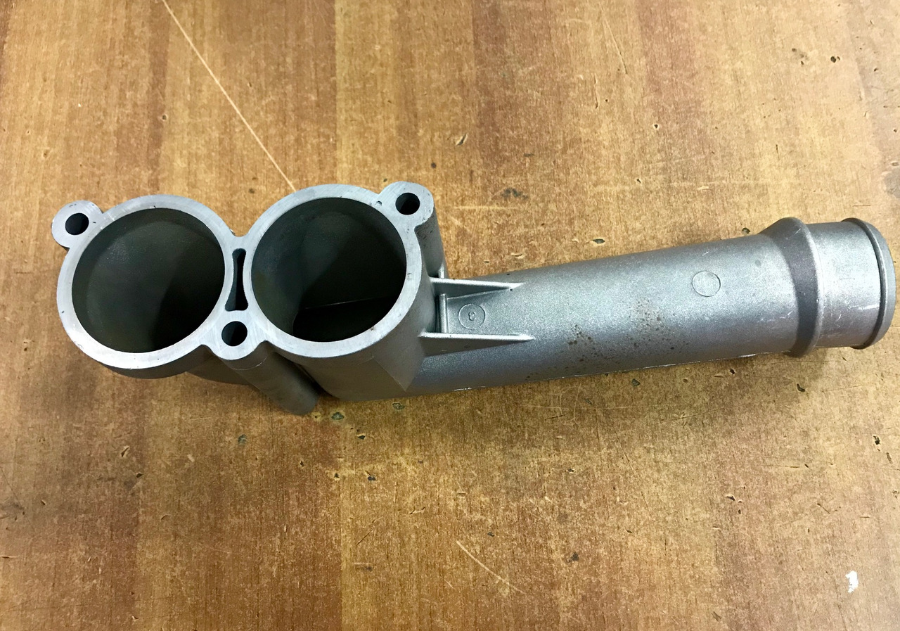 GOMITO LIQUIDO RAFFREDDAMENTO SU SCATOLA TERMOSTATO PER MOTORI MAN D2066 - D2676 - Cooling system for Truck: picture 4 GOMITO LIQUIDO RAFFREDDAMENTO SU SCATOLA TERMOSTATO PER MOTORI MAN D2066 - D2676 - Cooling system for Truck: picture 4