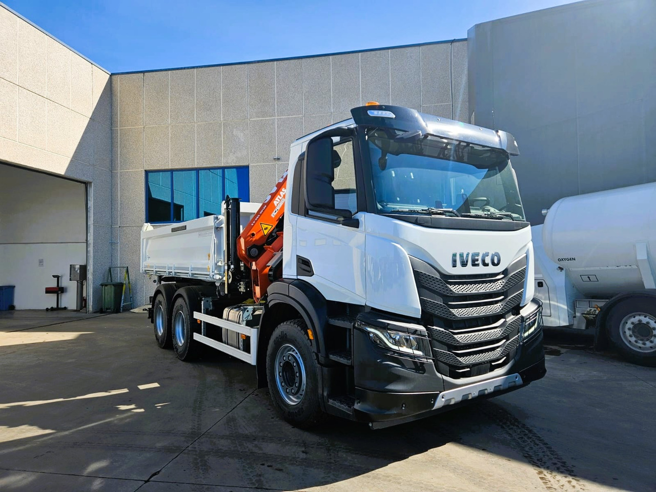 Iveco - Dropside/ Flatbed truck, Crane truck: picture 2 Iveco - Dropside/ Flatbed truck, Crane truck: picture 2