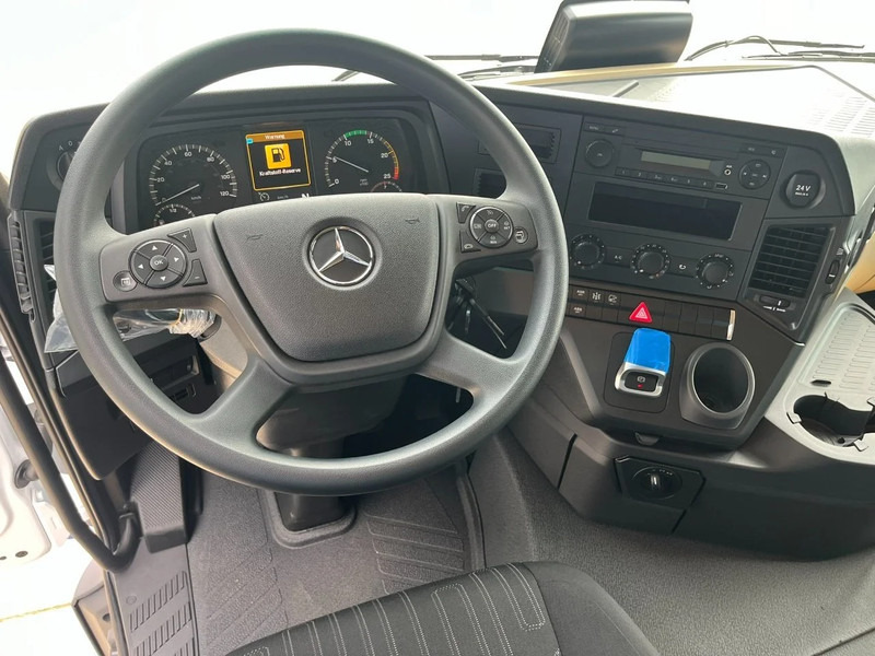 Interior photo 2: New Tractor unit Mercedes-Benz Actros 3348 S 6x4 Tractor Head