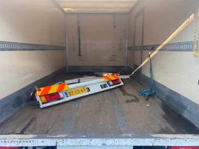 Volvo FL 12 gesloten laabak 460 lang met laadklep , afzetbaar, low km - Container transporter/ Swap body truck: picture 3 Volvo FL 12 gesloten laabak 460 lang met laadklep , afzetbaar, low km - Container transporter/ Swap body truck: picture 3