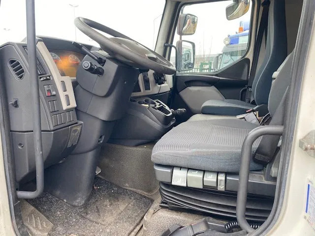 Volvo FL 12 gesloten laabak 460 lang met laadklep , afzetbaar, low km - Container transporter/ Swap body truck: picture 5 Volvo FL 12 gesloten laabak 460 lang met laadklep , afzetbaar, low km - Container transporter/ Swap body truck: picture 5