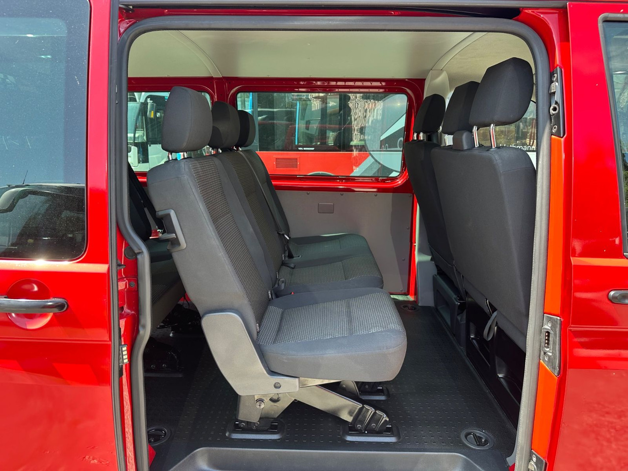 Passenger van Volkswagen T6 Kombi (PDC Hi*ACC*StandHz*9 Sitzer*AC): picture 18